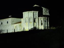 Vista nocturna da absida do Monasterio